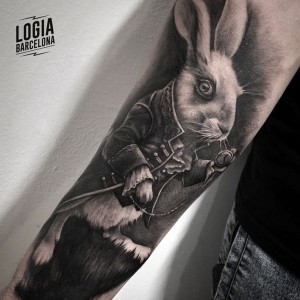 tatuaje_brazo_conejo_wonderland_Logia_Barcelona_Jas